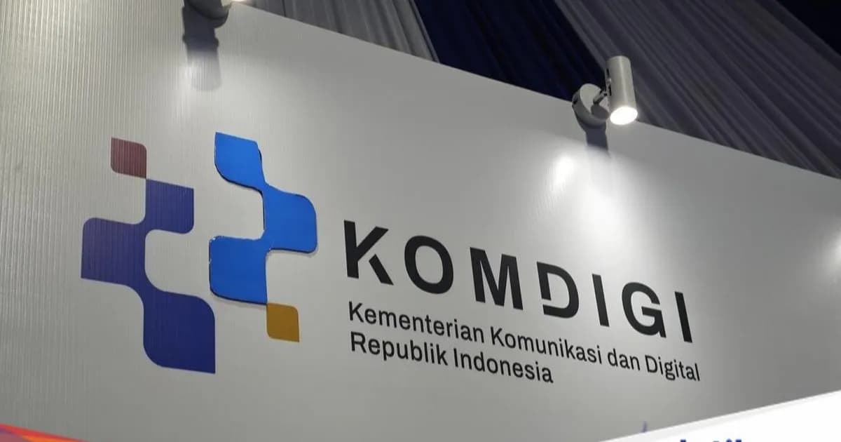 Logo Kementerian Komunikasi dan Digital (Komdigi) di depan gedung kantor.