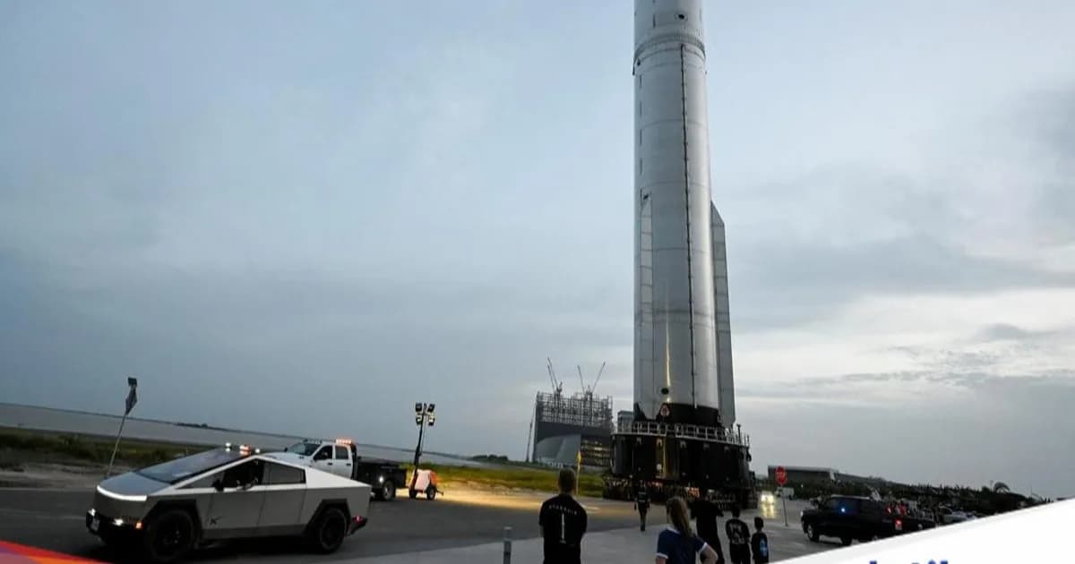 Booster 20 menuju landasan peluncuran di Starbase, Texas, sebagai persiapan uji terbang Starship ke-13 SpaceX