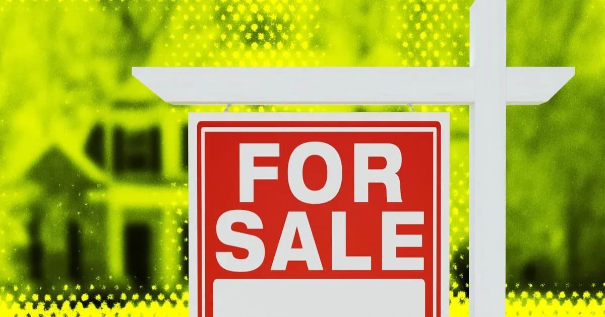 Ilustrasi papan bertuliskan "For Sale" di depan rumah yang harus dijual akibat pembangunan pusat data AI di Georgia