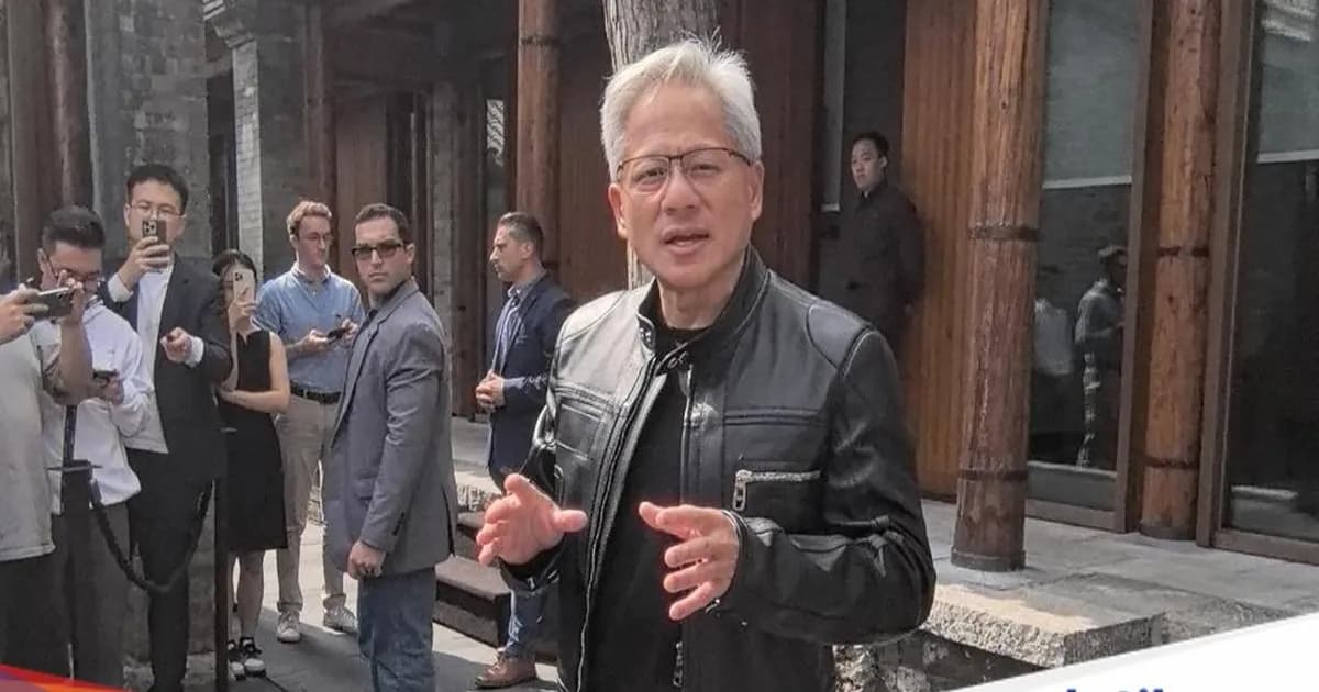 CEO Nvidia Jensen Huang mengenakan jaket kulit hitam khasnya