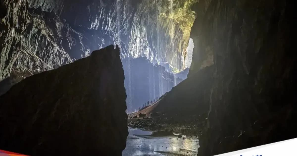 Gua Rusa di Taman Nasional Gunung Mulu, Borneo, merupakan lorong gua terbesar kedua di dunia dengan kawanan rusa yang menjilati garam mineral.