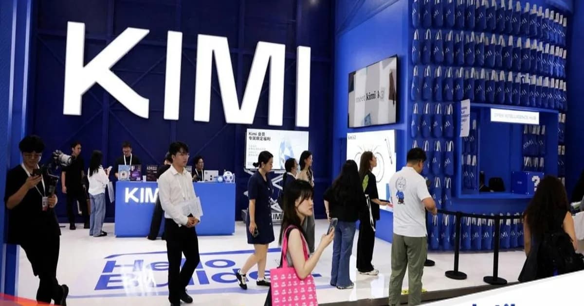 Pengunjung berjalan melewati booth Moonshot AI yang mempromosikan model Kimi K3 di World Artificial Intelligence Conference (WAIC) Shanghai, China, 17 Juli 2026.