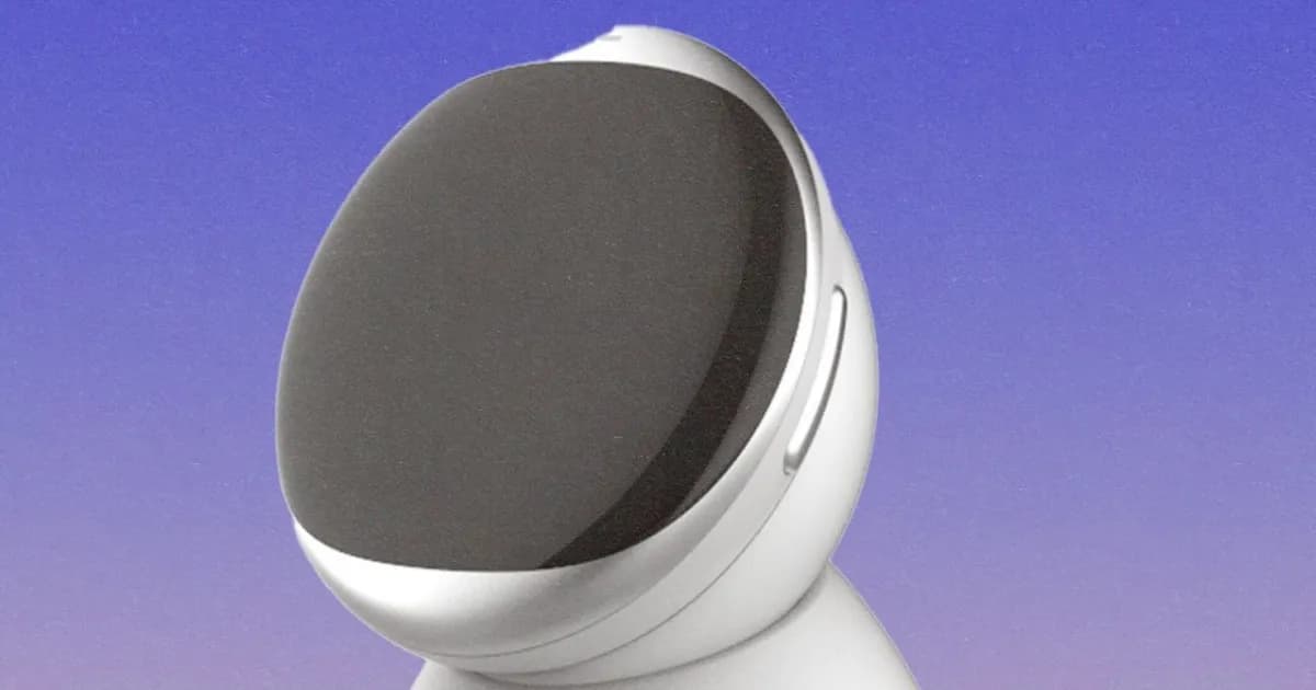 Perangkat iKairos AI wearable Lingverse yang dikenakan sebagai liontin dengan desain futuristik