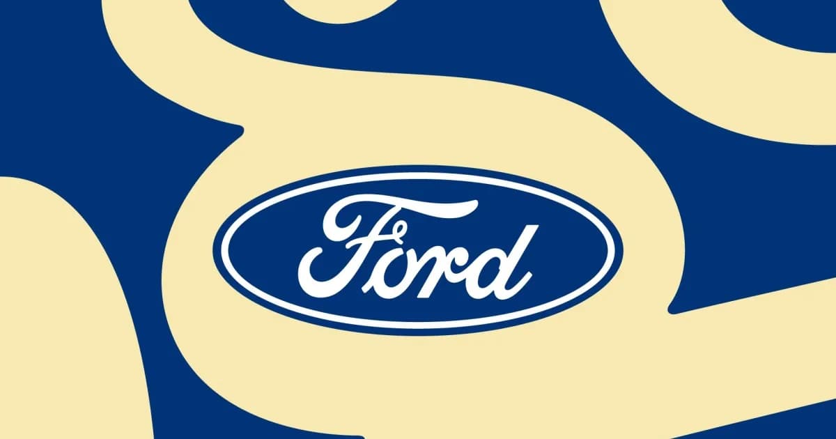 Ford pikap listrik dengan layar dashboard menampilkan Apple Maps