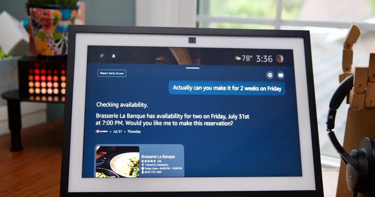 Amazon Alexa Plus dengan ikon smart home dan perangkat terhubung di latar belakang