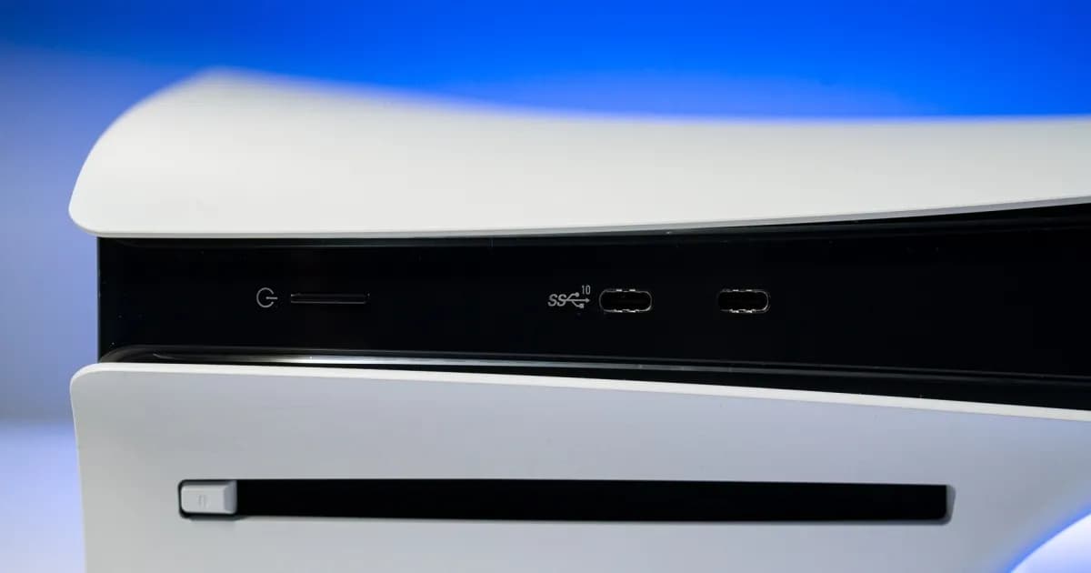 Sony PlayStation dengan cakram game fisik yang akan dihentikan produksinya