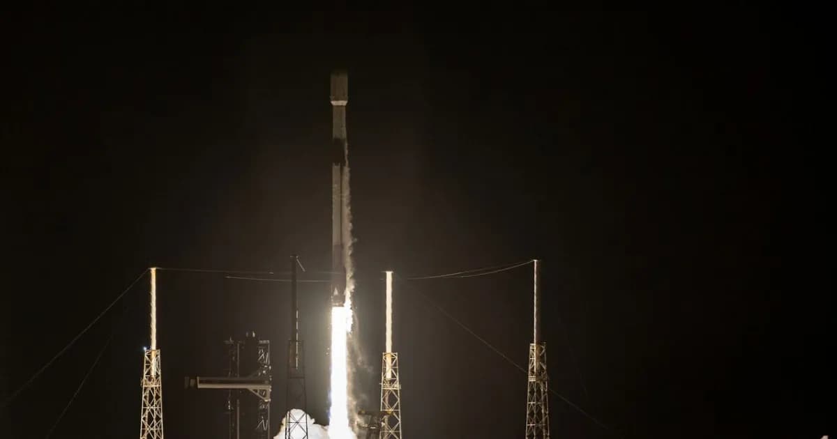 Ilustrasi roket SpaceX Falcon 9 mendekati permukaan Bulan sebelum tabrakan