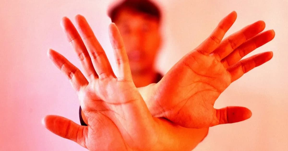 Foto berwarna seorang pria mengangkat kedua tangannya, menggambarkan frustrasi dan kekhawatiran terhadap perkembangan AI.