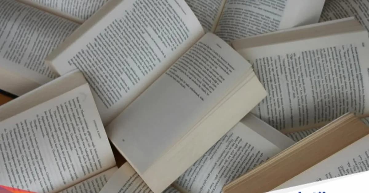Ilustrasi tumpukan buku-buku yang digunakan perusahaan AI sebagai data pelatihan
