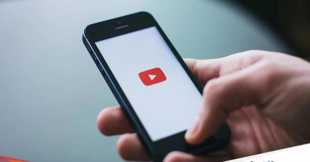 Aplikasi YouTube di layar smartphone dengan latar gelap