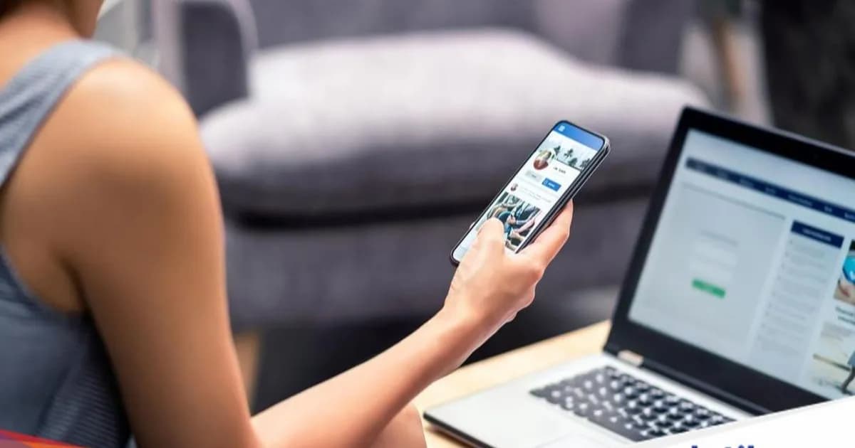 Ilustrasi aplikasi Instagram di layar smartphone dengan latar biru