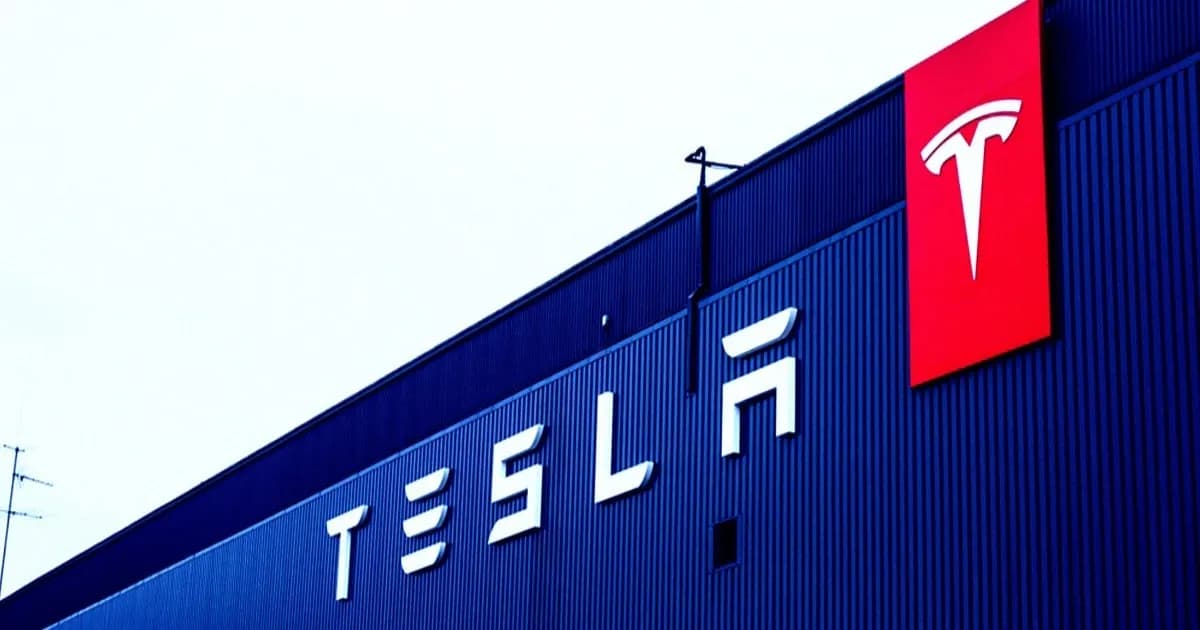 Foto pabrik Tesla di Stockholm dengan pengolahan warna