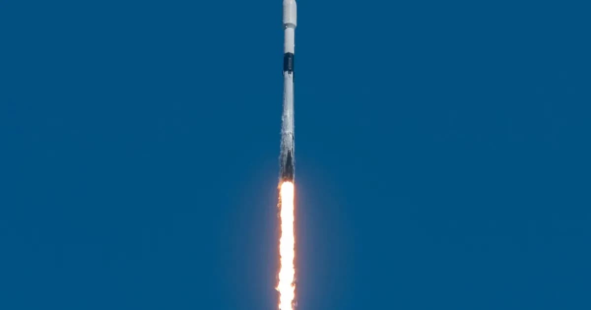 Ilustrasi roket Falcon 9 SpaceX menabrak permukaan Bulan dekat Kawah Einstein