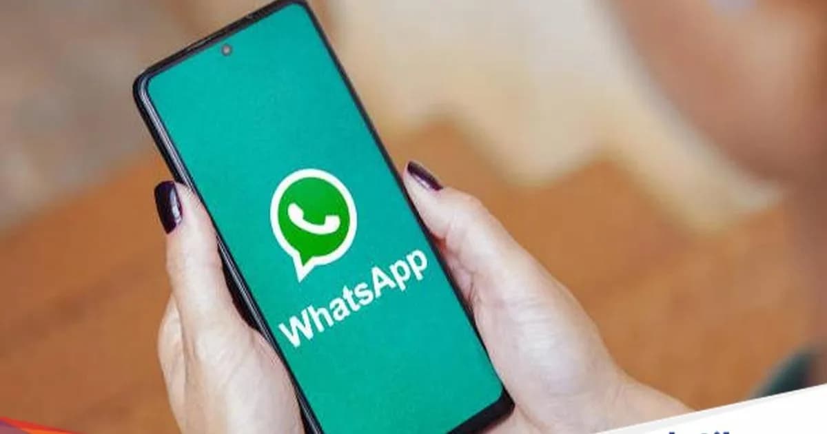 Ilustrasi logo WhatsApp ditampilkan di layar smartphone saat terjadi gangguan pengiriman media