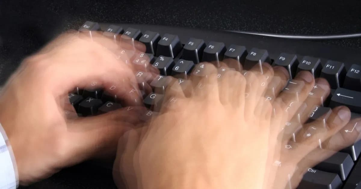 Ilustrasi tangan mengetik cepat di keyboard dengan efek blur, menggambarkan satu orang yang menjawab semua pesan ChatTJB secara manual