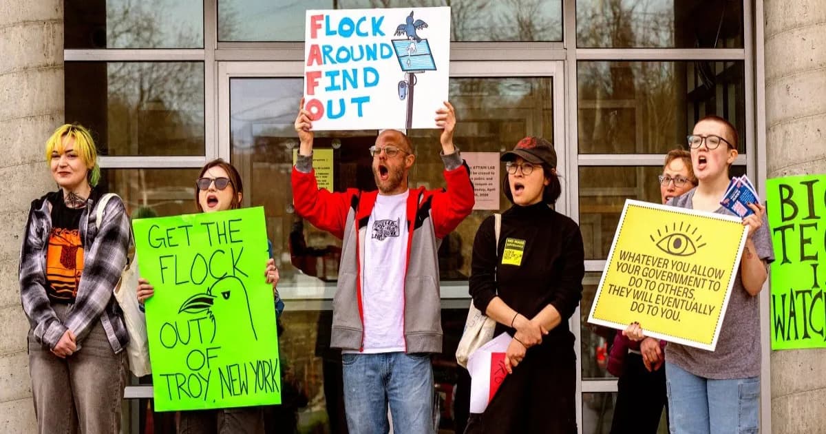 Protes warga terhadap penggunaan kamera Flock di Troy, NY pada April 2026