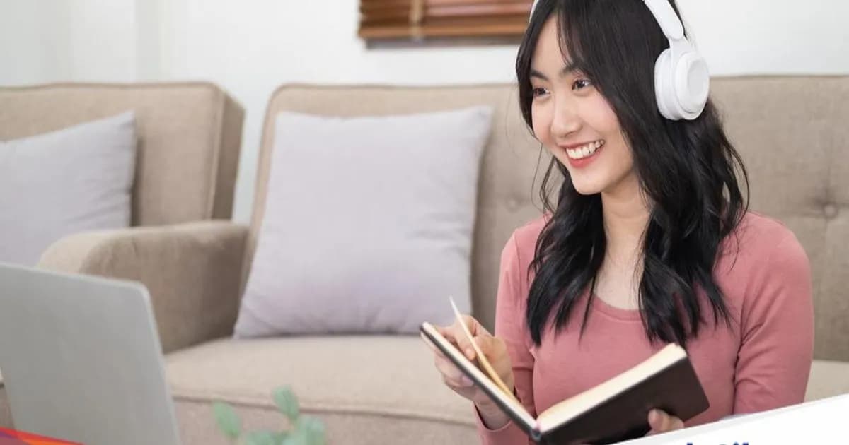 Ilustrasi pelajar belajar online dengan laptop dan headphone di kafe, menggambarkan pembelajaran digital yang belum cukup mengatasi akses pendidikan tinggi