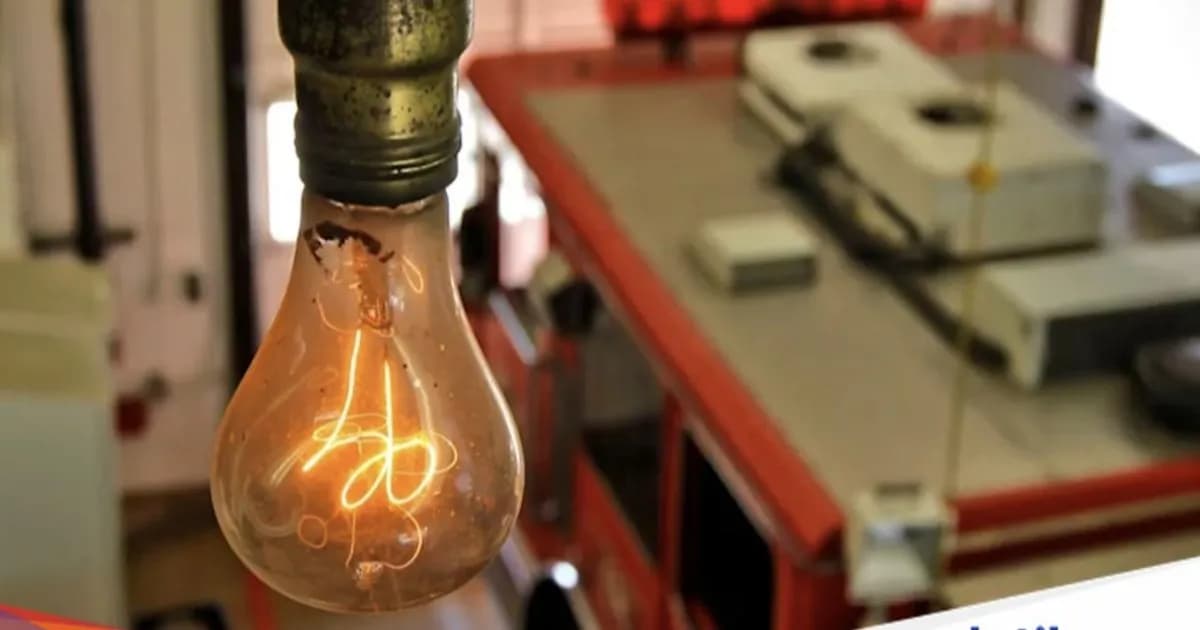 Bola lampu Centennial Light yang telah menyala selama 125 tahun di Kantor Pemadam Kebakaran Livermore, California