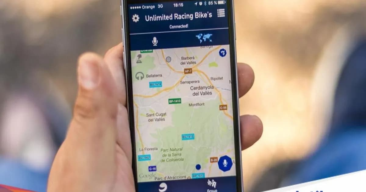 Ilustrasi penggunaan aplikasi peta GPS di smartphone