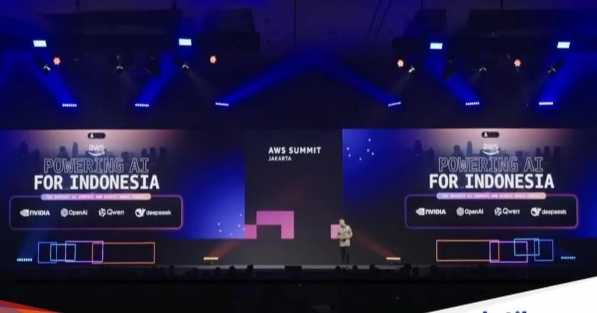 Pembicara menyampaikan keynote tentang adopsi AI di Indonesia pada AWS Summit Jakarta